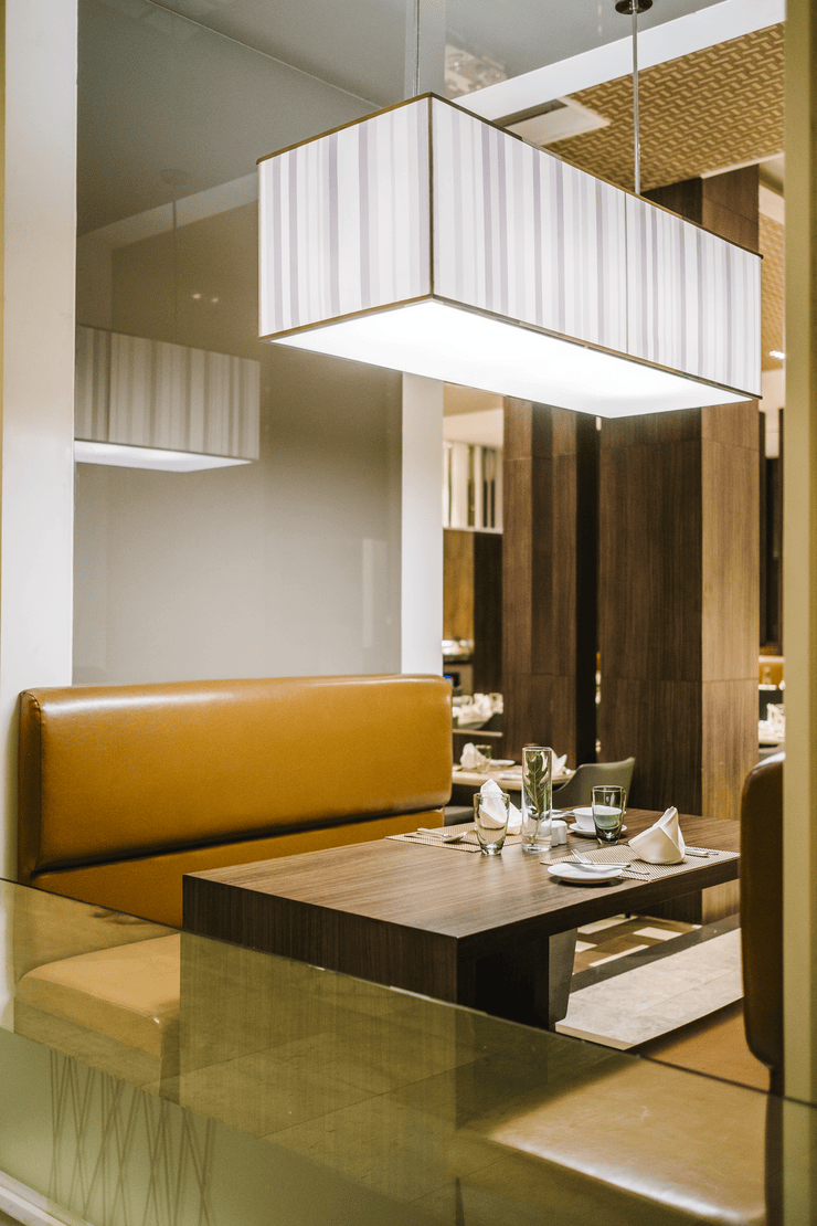 dinner-table-luxury-hotel